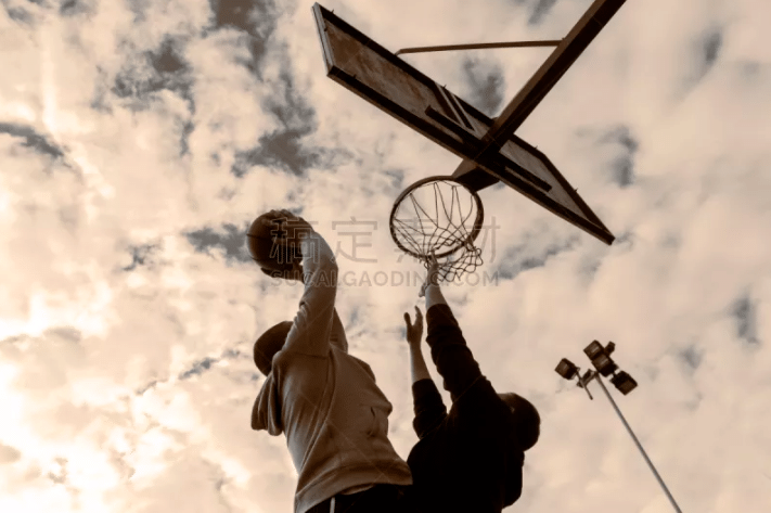 大谷翔平在 2023 年 7 月单日贡献“10 K 完封胜 + 单场双响炮”，创下 147 年来首见纪录